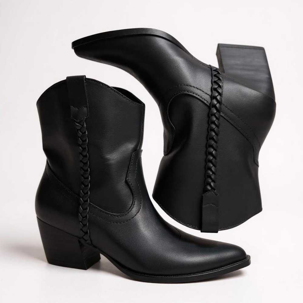 Black‎ cowgirl boots